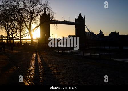 Lever de soleil sur Tower Bridge depuis l'extérieur de la Tour de Londres, Angleterre Banque D'Images