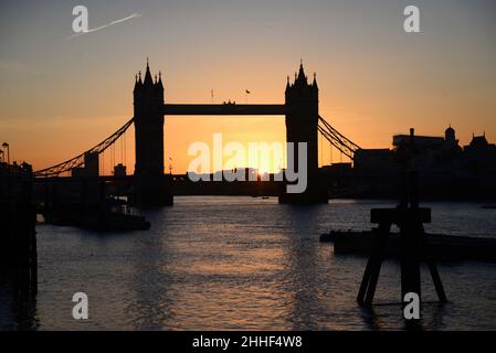 Lever de soleil sur Tower Bridge sur la Tamise, Londres, Angleterre Banque D'Images
