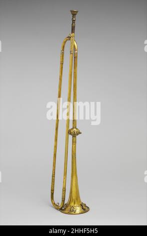 Trompette naturelle en D 1790 Andreas Naeplaesnigg Allemagne l'instrument suit la tradition de Nuremberg de fabrication de trompette avec sa structure et la décoration de fonte de cuivre putti des anges, des ferrules et des guirlandes gaufrées et gravées, des pierres de verre, et cetera vers la fin du XVIIIe siècle,Nuremberg a perdu sa signification antérieure et la fabrication de trompettes s'est déplacée vers d'autres endroits.Initialement en C, le tube a été raccourci à un pas plus élevé au XIXe siècle.Trompette naturelle en D 501675 Banque D'Images