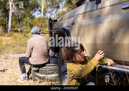 Un garçon par une jeep safari jouant avec un jouet Banque D'Images