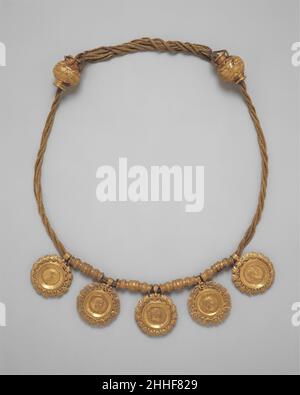 Collier avec médaillons contenant des pièces d'empereurs ca.A.D. 225 période romaine ce collier affiche des médaillons contenant des pièces d'Emperors Lucius Verus (r.AD 161-169) et Alexander Severus (r.AD 222-235) et de Julia Domna, épouse de l'empereur Septimius Severus (r.AD 193-211) et mère de Geta (r.AD 211-212) et Caracalla (r.ANNONCE 211-217).L'utilisation de pièces de portrait impériales - presque exclusivement l'aureus - comme les bijoux sont devenus répandus avec le troisième siècle A.D. dans cet exemple, les poignées globulaire pour ajuster le collier sont décorées avec des masques de théâtre schématiques.Collier avec médaillons c Banque D'Images