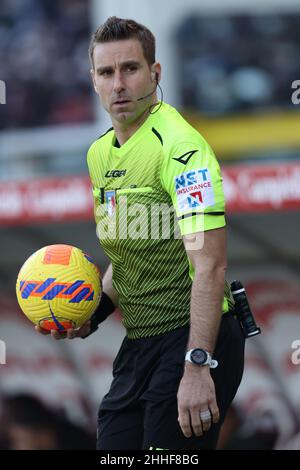 Olimpico Grande Torino, Turin, Italie, 23 janvier 2022,L'arbitre Fourneau regarde tout en entrant dans le terrain en tenant le ballon dans sa main pendant T. Banque D'Images