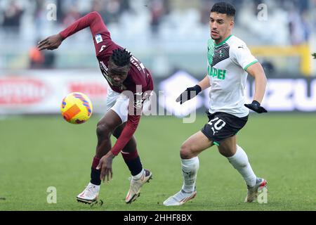 Olimpico Grande Torino, Turin, Italie, 23 janvier 2022,Wilfried Singo (Torino FC) et Abderrahman Harroui (États-UnisSassuolo) lutte pour la durée du ballon Banque D'Images