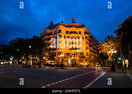 La nuit s'écoule de la célèbre Casa Mila par Gaudi, Barcelone, Espagne Banque D'Images