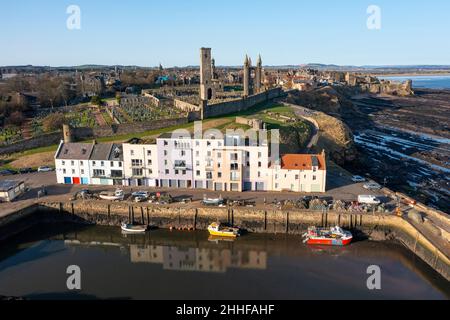 Vue aérienne depuis le drone du port de St Andrews à Fife, en Écosse, au Royaume-Uni Banque D'Images