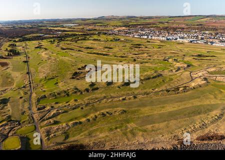 Vue aérienne depuis le parcours de golf de Carnoustie Golf Links à Carnoustie, Angus, Écosse, Royaume-Uni Banque D'Images