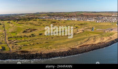 Vue aérienne depuis le parcours de golf de Carnoustie Golf Links à Carnoustie, Angus, Écosse, Royaume-Uni Banque D'Images