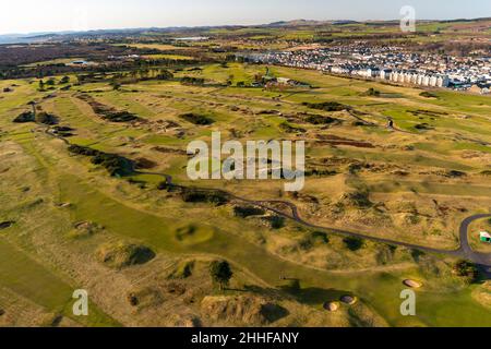 Vue aérienne depuis le parcours de golf de Carnoustie Golf Links à Carnoustie, Angus, Écosse, Royaume-Uni Banque D'Images