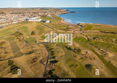 Vue aérienne depuis le parcours de golf de Carnoustie Golf Links à Carnoustie, Angus, Écosse, Royaume-Uni Banque D'Images