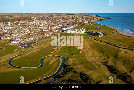 Vue aérienne depuis le parcours de golf de Carnoustie Golf Links à Carnoustie, Angus, Écosse, Royaume-Uni Banque D'Images