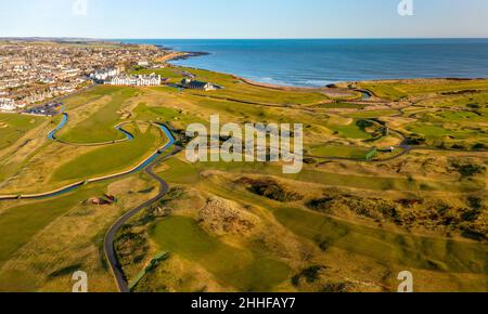 Vue aérienne depuis le parcours de golf de Carnoustie Golf Links à Carnoustie, Angus, Écosse, Royaume-Uni Banque D'Images