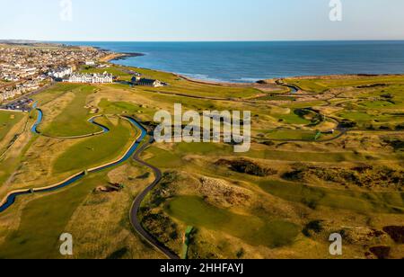 Vue aérienne depuis le parcours de golf de Carnoustie Golf Links à Carnoustie, Angus, Écosse, Royaume-Uni Banque D'Images