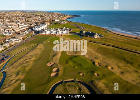 Vue aérienne depuis le parcours de golf de Carnoustie Golf Links à Carnoustie, Angus, Écosse, Royaume-Uni Banque D'Images