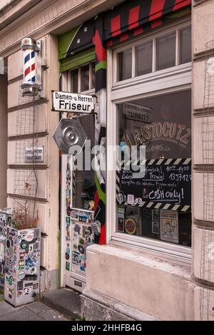 Coiffeur sur la rue Dom, barberpole, Cologne, Allemagne.Friseur dans la Domstrasse, Barberpole, Koeln, Allemagne. Banque D'Images