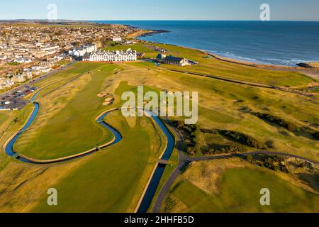 Vue aérienne depuis le parcours de golf de Carnoustie Golf Links à Carnoustie, Angus, Écosse, Royaume-Uni Banque D'Images