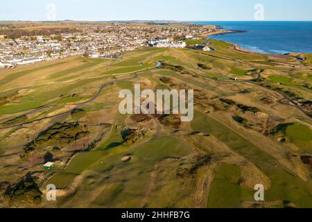 Vue aérienne depuis le parcours de golf de Carnoustie Golf Links à Carnoustie, Angus, Écosse, Royaume-Uni Banque D'Images