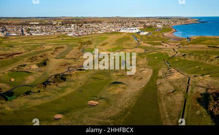 Vue aérienne depuis le parcours de golf de Carnoustie Golf Links à Carnoustie, Angus, Écosse, Royaume-Uni Banque D'Images