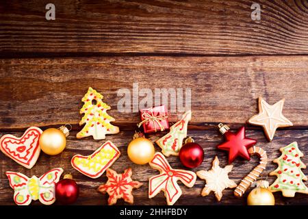 Biscuits de Noël sur une table en bois brun.Vue de dessus et maquette.Copier l'espace. Banque D'Images