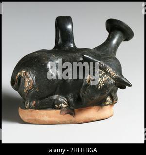 Askos en terre cuite (fiole avec bec et poignée au-dessus du dessus) 4th siècle C.-B. grec, sud-italien, Apulian Apumbumment bullet la poterie sud-italienne est riche en fioles à la main pour l'huile.La forme de l'askos provient de celle d'un sac en cuir; lorsqu'il est utilisé pour le vin, la source est un hiche, taillé et cousu fermé.Askoi assume souvent la forme des animaux.Askos en terre cuite (flacon avec bec et poignée sur le dessus) 255648 Banque D'Images