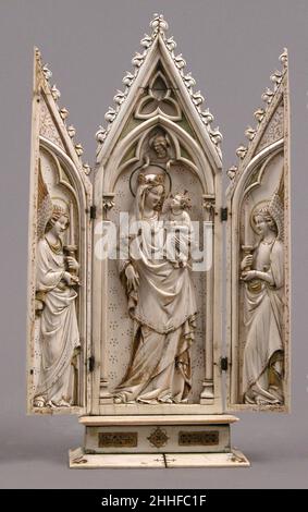 Triptyque avec le couronnement de la Vierge 1325–50 allemand le caractère stylistique de cette sculpture est conforme aux représentations contemporaines de Cologne de la Vierge et de l'enfant dans d'autres médias, à savoir la peinture de verre et la sculpture en bois et en pierre.Dans ce rendu d'une composition populaire, un ange vient de couronner Marie comme Reine du ciel.Avec une peinture originale considérable intacte, le triptyque est l'un des plus beaux exemples de sculpture ivoire de Cologne gothique.Triptyque avec le Couronnement de la Vierge 464179 Banque D'Images