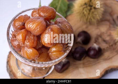 Dessert de châtaignes et châtaignes sur une assiette.Délicieux dessert turc traditionnel ; bonbons à la châtaigne (Kestane Sekeri) Banque D'Images