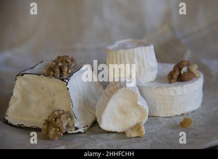 Différents types de fromage avec moule blanc sur le papier d'emballage.Production domestique, produits naturels. Banque D'Images