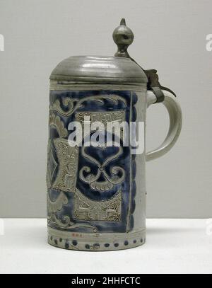 Tankard (Stein) 18th siècle Allemand, Westerwald des tankards allemands en grès ont été amenés en grand nombre en Amérique sur des navires néerlandais de traite de fourrures.Des éclats de ces navires populaires ont été découverts sur des sites du XVIIe siècle à New York et en Nouvelle-Angleterre.Tankard (Stein) 191352 Banque D'Images