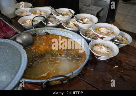 Soto Gading est une soupe de poulet très célèbre dans la ville de Surakarta. Beaucoup d'hommes d'affaires, de fonctionnaires et de présidents aiment cette soupe au poulet. Banque D'Images