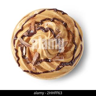 bol de caramel fouetté et de mousse au café, dessert à la crème décoré de chocolat isolé sur fond blanc, vue du dessus Banque D'Images