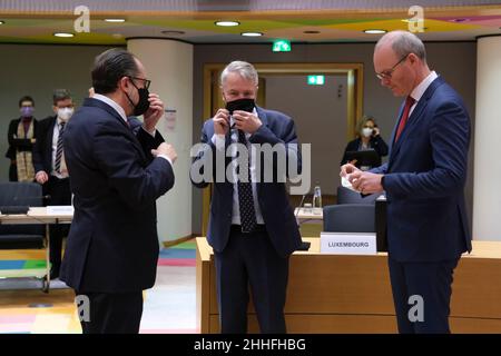 Bruxelles, Belgique.24th janvier 2022.Le ministre autrichien des Affaires étrangères, Alexander Schallenberg, le ministre finlandais des Affaires étrangères, Pekka Haavisto, et le ministre irlandais des Affaires étrangères, Simon Coveney, au début d'un conseil européen des Affaires étrangères à Bruxelles, Belgique, le 24 janvier 2022.Crédit: ALEXANDROS MICHAILIDIS/Alamy Live News Banque D'Images