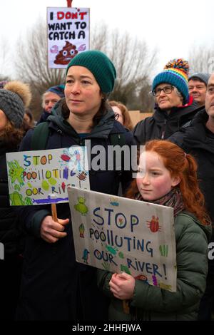 Des centaines de personnes se rassemblent à Port Meadow, à Oxford, pour protester contre le rejet des eaux usées dans la Tamise. Banque D'Images