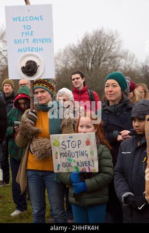 Des centaines de personnes se rassemblent à Port Meadow, à Oxford, pour protester contre le rejet des eaux usées dans la Tamise. Banque D'Images