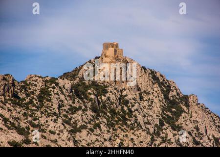 Château cathare de Queribus murs extérieurs sur la montagne Crest en Aude France Banque D'Images