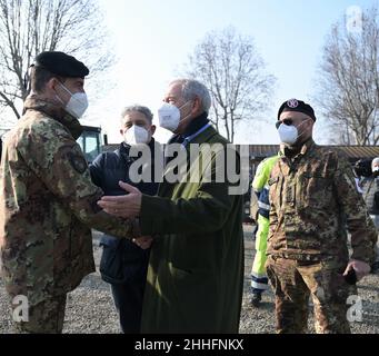 Milan, Italie.24th janvier 2022.Milan, Italie le général Francesco Figliuolo et le consultant de la région Lombardie Guido Bertolaso inaugurent l'énorme centre de vaccination de Gallarate dans les anciennes casernes de l'Armée de l'Air à via Milano.Dans la photo: Guido Bertolaso rencontre les opérateurs militaires de l'armée italienne Credit: Independent photo Agency/Alamy Live News Banque D'Images
