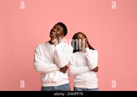 Curieux homme noir et femme regardant l'espace de copie Banque D'Images