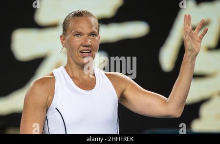 Melbourne, Australie.24th janvier 2022.Kaia Kanepi, de l'Estonie, réagit après avoir remporté le match des femmes célibataires 4th contre Aryna Sabalenka, du Bélarus, à l'Open d'Australie à Melbourne, en Australie, le 24 janvier 2022.Credit: Hu Jingchen/Xinhua/Alay Live News Banque D'Images