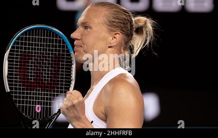 Melbourne, Australie.24th janvier 2022.Kaia Kanepi, de l'Estonie, réagit après avoir remporté le match des femmes célibataires 4th contre Aryna Sabalenka, du Bélarus, à l'Open d'Australie à Melbourne, en Australie, le 24 janvier 2022.Credit: Hu Jingchen/Xinhua/Alay Live News Banque D'Images