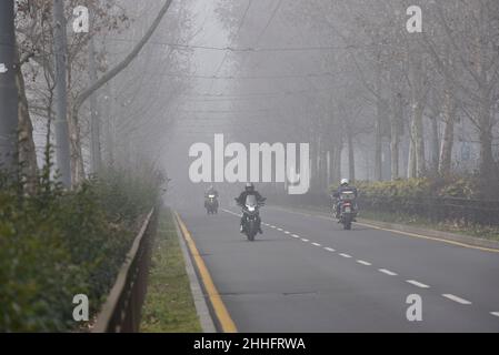 Milan, Lombardie, Italie.24th janvier 2022.Les motocyclistes sont vus pendant le brouillard épais qui a frappé la ville de Milan, Italie (Credit image: © Ervin Shulku/ZUMA Press Wire) Credit: ZUMA Press, Inc./Alay Live News Banque D'Images
