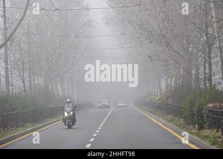 Milan, Lombardie, Italie.24th janvier 2022.Le motocycliste est vu pendant le brouillard épais qui a frappé la ville de Milan, Italie (Credit image: © Ervin Shulku/ZUMA Press Wire) Credit: ZUMA Press, Inc./Alay Live News Banque D'Images