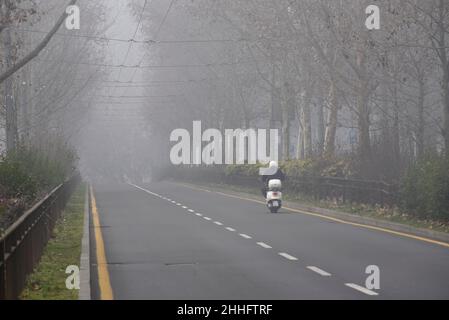 Milan, Lombardie, Italie.24th janvier 2022.Le motocycliste est vu pendant le brouillard épais qui a frappé la ville de Milan, Italie (Credit image: © Ervin Shulku/ZUMA Press Wire) Credit: ZUMA Press, Inc./Alay Live News Banque D'Images