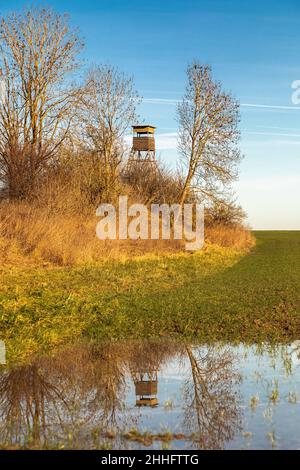 Une cachette relevée se reflète dans une flaque sur un terrain en Bavière, en Allemagne Banque D'Images