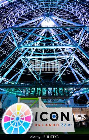 Orlando, Floride, États-Unis d'Amérique - DÉCEMBRE 2018 : vue nocturne colorée de la roue Orlando Eye Ferries Banque D'Images