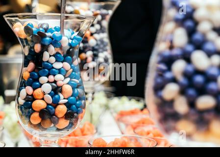 Lentilles de chocolat multicolores Banque D'Images