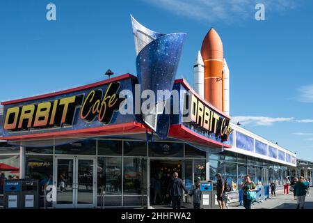 Cape Canaveral, Floride, États-Unis d'Amérique - DÉCEMBRE, 2018: Orbit Cafe avec belle vue de roquettes au complexe de visiteurs du Kennedy Space Center à Banque D'Images