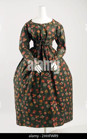 Robe ca.1799 Français avec l'ouverture des marchés de l'est, les cotons imprimés indiens se sont retrouvés en France.Au début, ils étaient très chers et les fabricants français ont essayé des copier en imprimant des dessins avec des blocs de bois sur du coton.Les industries de la soie et de la laine y ont fait objection et de nombreux décrets interdisant l'importation ou la fabrication de textiles imprimés ont été publiés.Les édits ont été universellement ignorés et, en 1759, toutes les restrictions ont été supprimées.Des usines de production de coton imprimé ont ouvert leurs portes à Nantes, Rouen et Lyon, mais le centre le plus célèbre était à Jouy.Son fondateur, C Banque D'Images