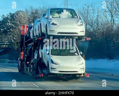 Milwaukee, Wisconsin, États-Unis.23rd janvier 2022.Les automobiles Tesla sont présentées sur un camion de transport de voiture à Milwaukee, Wisconsin, dimanche 23 janvier 2022.Tesla a déclaré avoir vendu 936 000 000 véhicules en 2021, soit une augmentation de 87 % par rapport à ses ventes de 2020.(Image de crédit : © Mark Hertzberg/ZUMA Press Wire) Banque D'Images