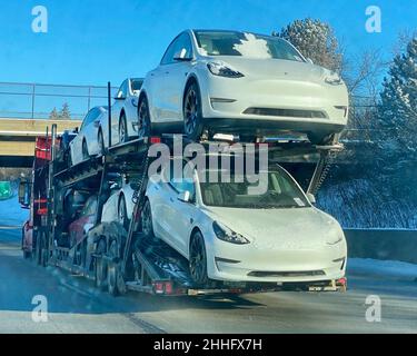 Milwaukee, Wisconsin, États-Unis.23rd janvier 2022.Les automobiles Tesla sont présentées sur un camion de transport de voiture à Milwaukee, Wisconsin, dimanche 23 janvier 2022.Tesla a déclaré avoir vendu 936 000 000 véhicules en 2021, soit une augmentation de 87 % par rapport à ses ventes de 2020.(Image de crédit : © Mark Hertzberg/ZUMA Press Wire) Banque D'Images