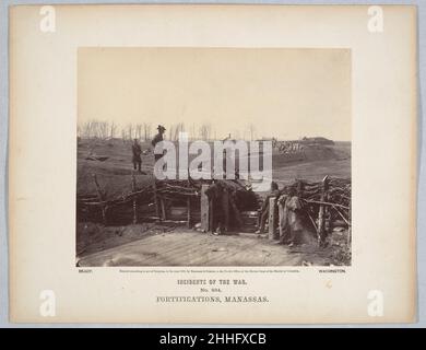 Fortifications, Manassas Mars 1862 Barnard & Gibson American ce point de vue de guerre des débuts documente les soldats de l'Union enquêtant sur les vastes œuvres défensives construites par l'armée confédérée après leur victoire stupéfiante à Manassas lors de la première bataille terrestre de la guerre, le 21 juillet 1861.Mathew B. Brady a publié la photographie de deux membres de son corps de photographes de terrain comme numéro 234 dans sa série "incidents of the War".Fortifications, Manassas 286099 Banque D'Images