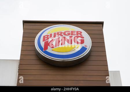 Semarang, Indonésie - octobre 2023 : Bâtiment Burger King devant lequel il y a une grande écriture et le logo de l'entreprise. Banque D'Images