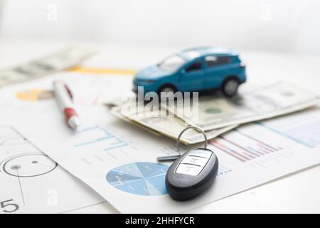 modèle de petite voiture et dessins de feuilles Banque D'Images